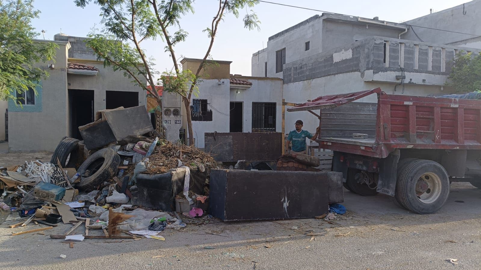 Camión retirando escombros de la propiedad